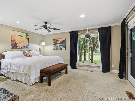 5th image of 209 Walnut Cir