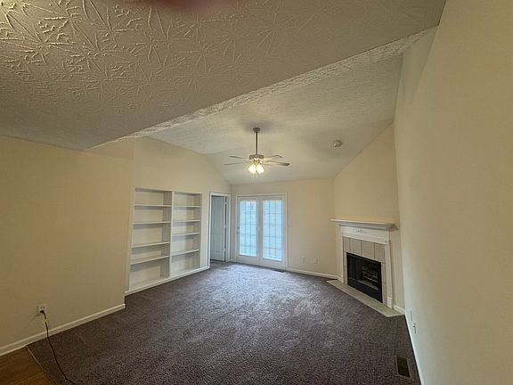 3rd image of 966 Riverbend St