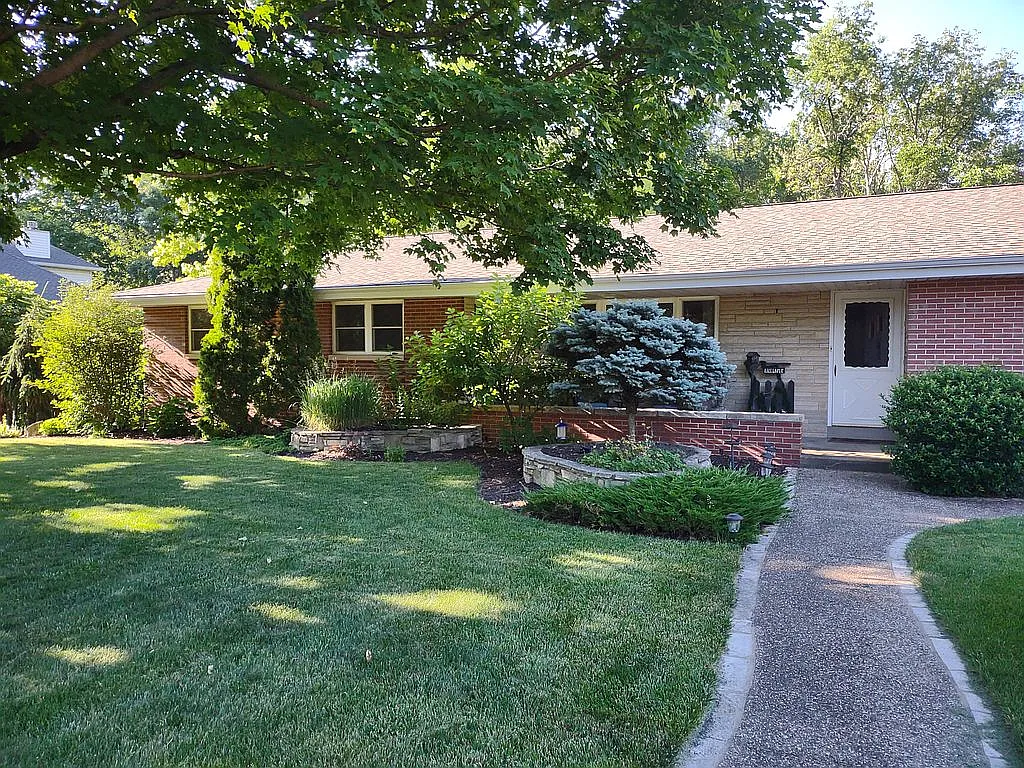 10 Hyde Park Dr photo 1