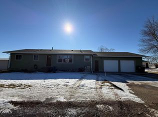 702 Clinic St NE, Medina, ND 58467