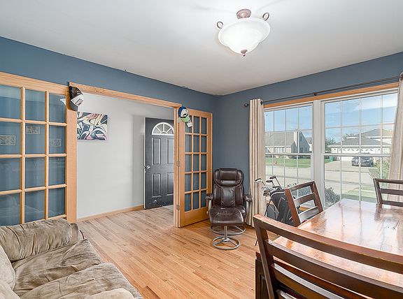 3rd image of 905 Pheasant Ln