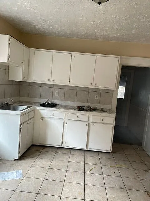 2 bed, 1.0 bath, $850 — Photo 2