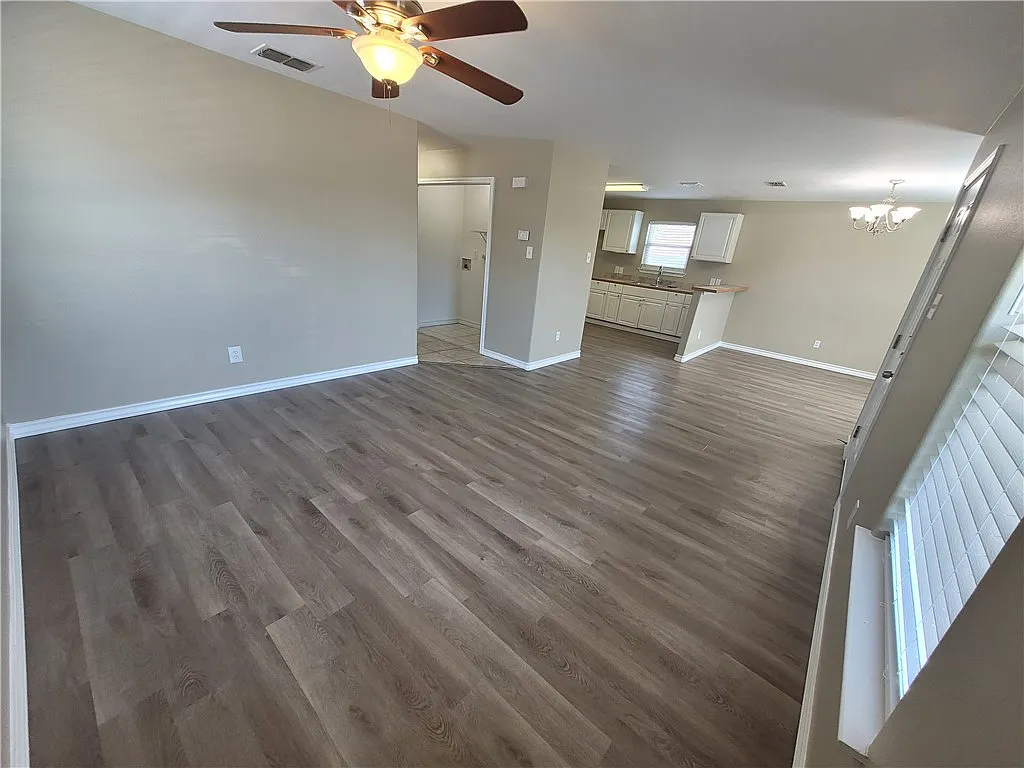 3 bed, 2.0 bath, 1076 sqft, $1,500 — Photo 4