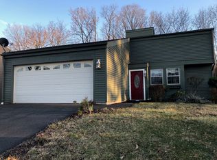 7 E Lake Pl, Middletown, CT 06457