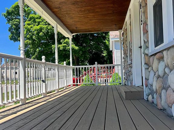 3rd image of 415 Saginaw St