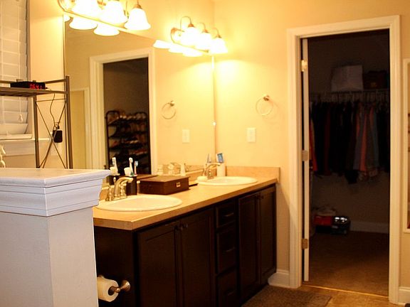 3rd image of 7686 Walnut Glenn Dr