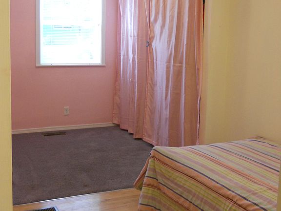 Large bdrm w/ extra stora