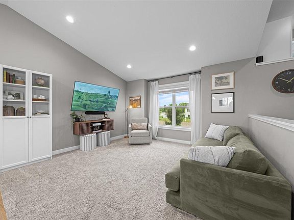 2nd image of 814 Brady Ln