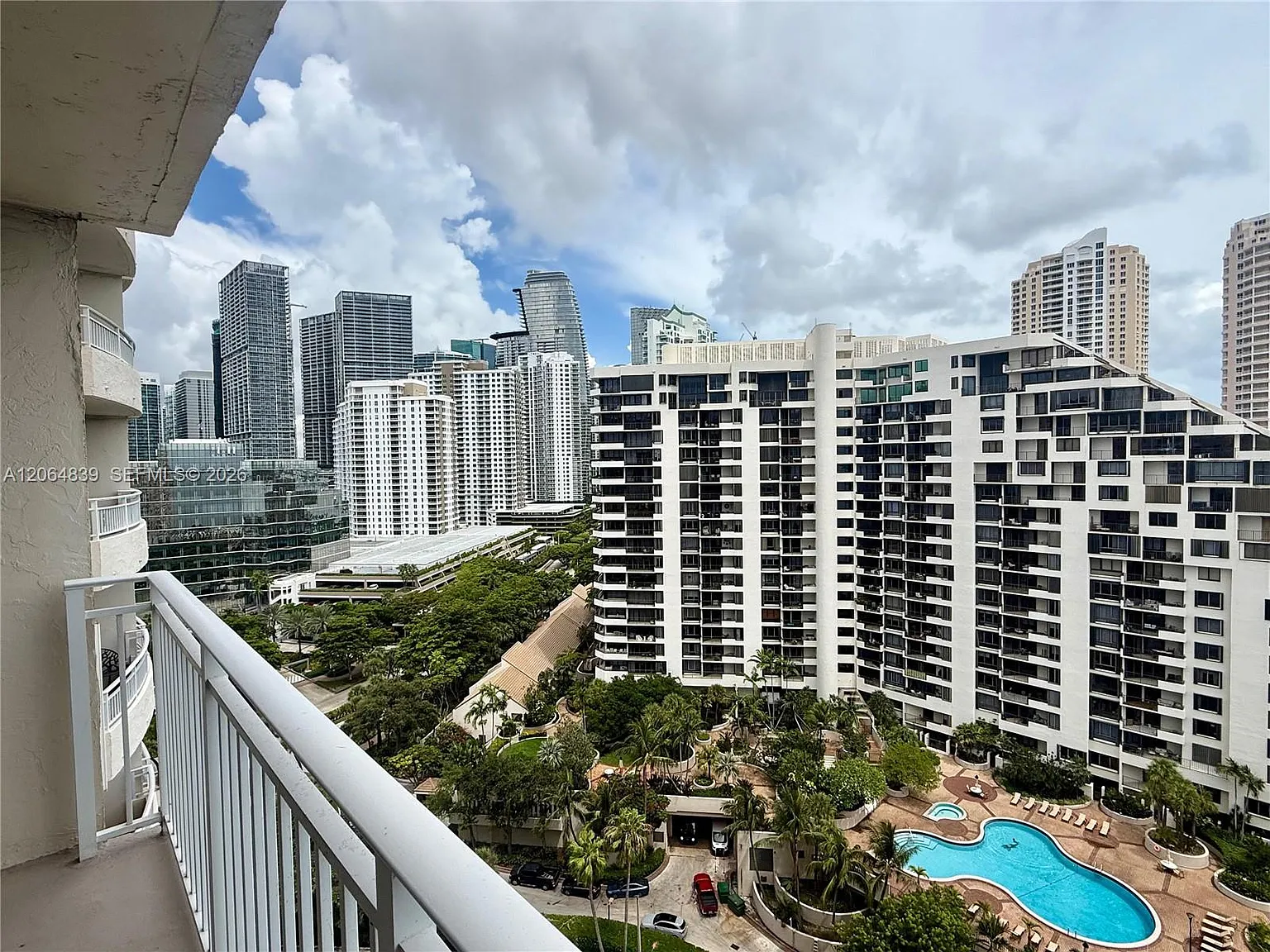 Isola Condo — Photo 2