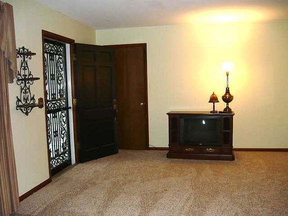 4th image of 444 Greenacres Dr
