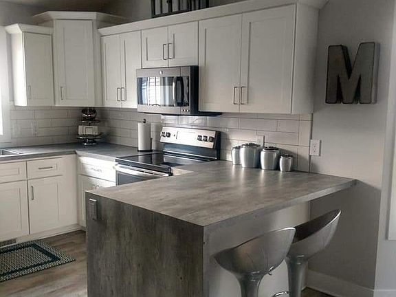 3rd image of 3685 Creekside Dr