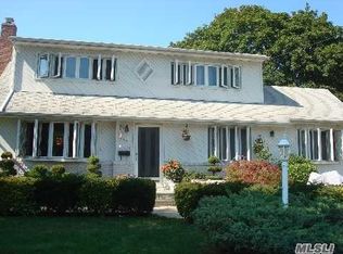 175 Wickfield Ln, North Babylon, NY 11703