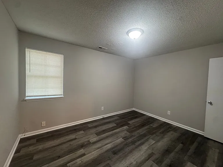 622 Raynor St — Photo 2