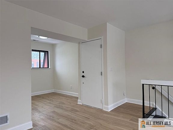 5th image of 1302 N Oaks Blvd