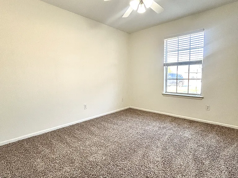 1602 Cloverdale Cir — Photo 3