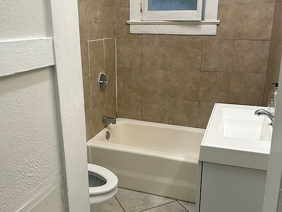 3rd image of 805 1/2 Hart St