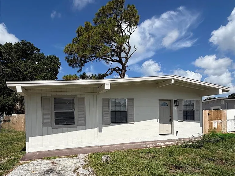 7508 N Thatcher Ave — Photo 1