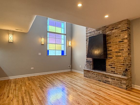 3rd image of 160 W Burton Pl APT 2R