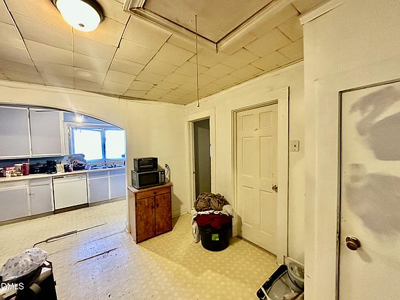 5th image of 142 Yarborough St