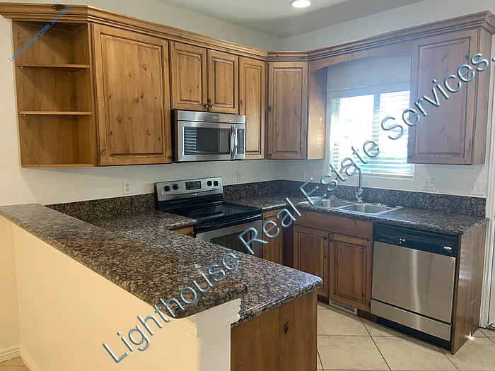 3 bed, 2.0 bath, 1450 sqft, $1,800 — Photo 2