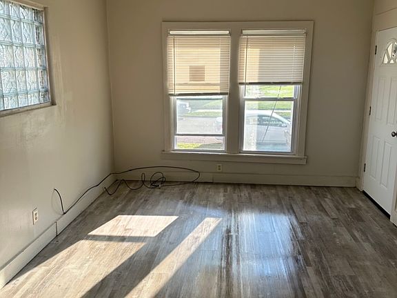 5th image of 1050 Lakewood St APT 1S
