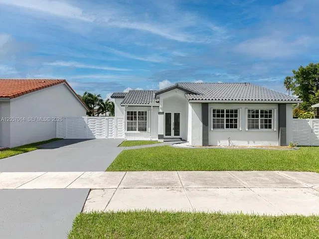 3 bed, 2.0 bath, 1550 sqft, $3,895 — Photo 2