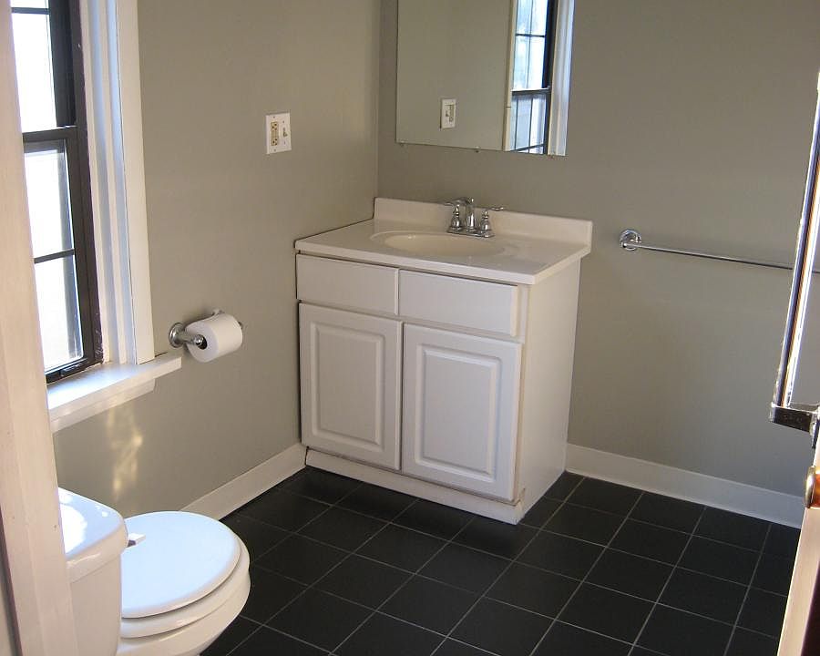 Full bath w/ tub and shower