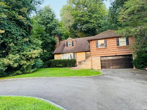 16 Lawson Ln, Great Neck, NY 11023
