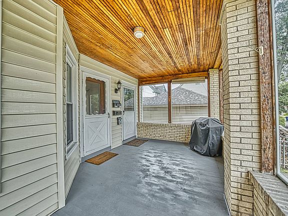 2nd image of 558 Crescent Ave
