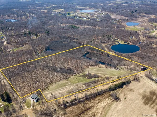 825 W Rose Center Rd, Holly, MI 48442