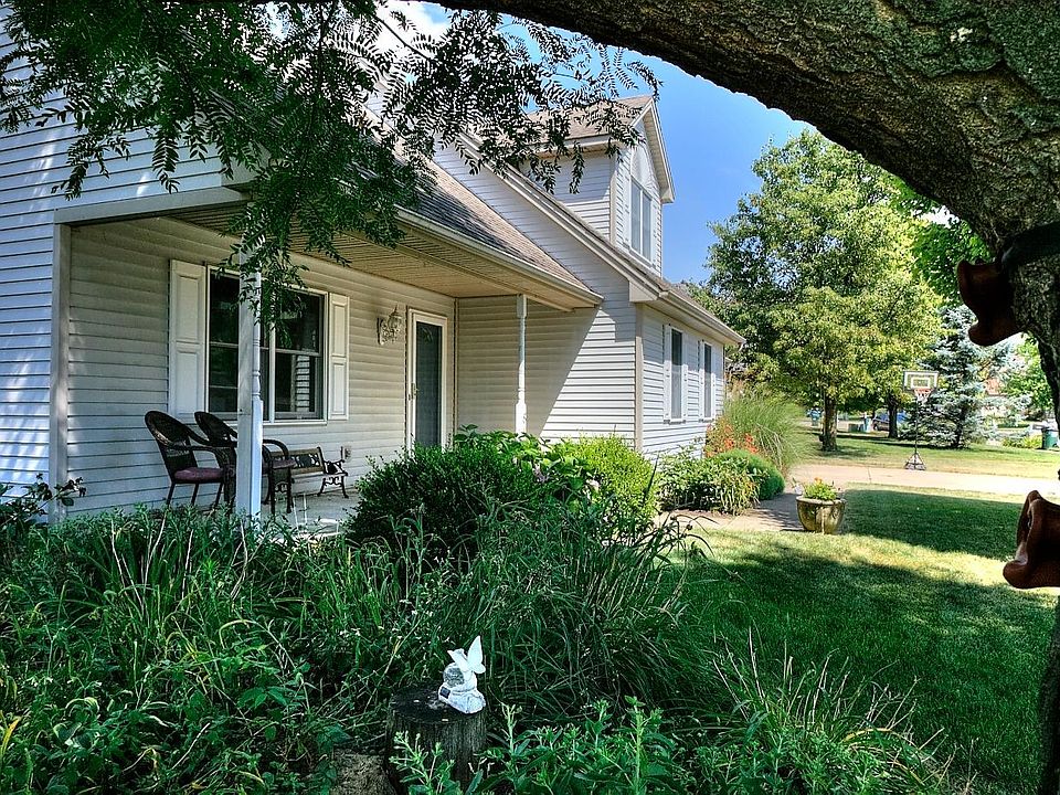 1st image of 812 Winding Brook Dr