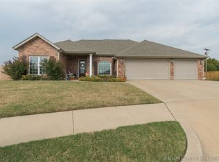 911 Terri Dr, Bartlesville, OK 74006