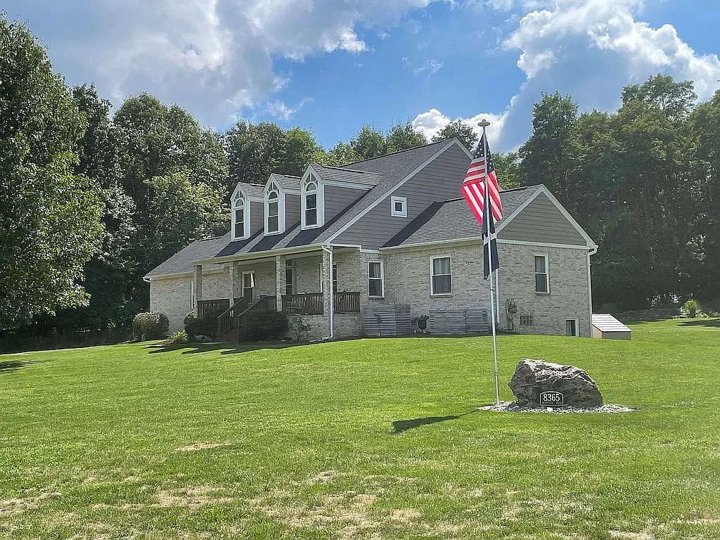 8365 Woodview Rd photo 1
