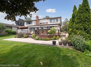 448 Burgess Dr, White Lake, MI