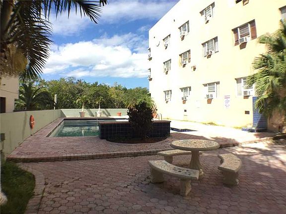 2nd image of 2618 Collins Ave APT 222