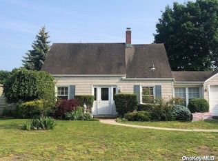 265 Raff Ave, Carle Place, NY 11514