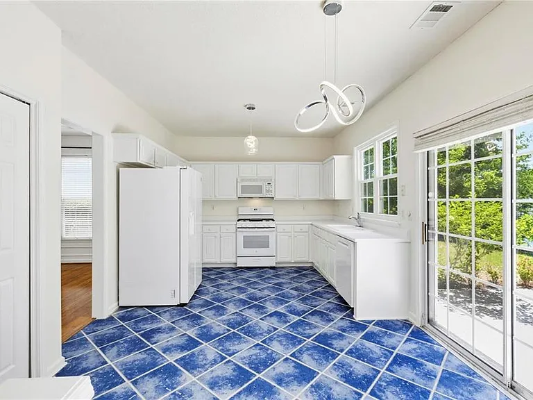 490 Chippenham Ct — Photo 15