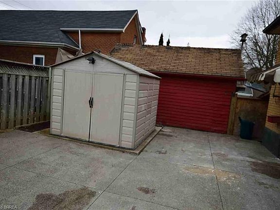 3rd image of 104 Ontario St