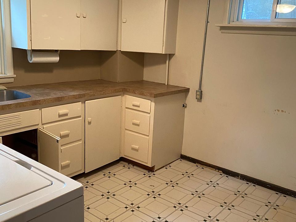 Lower-level laundry room