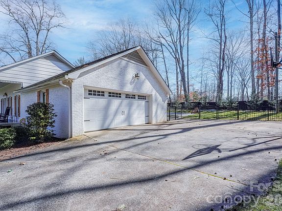 3rd image of 200 Belwood Dr