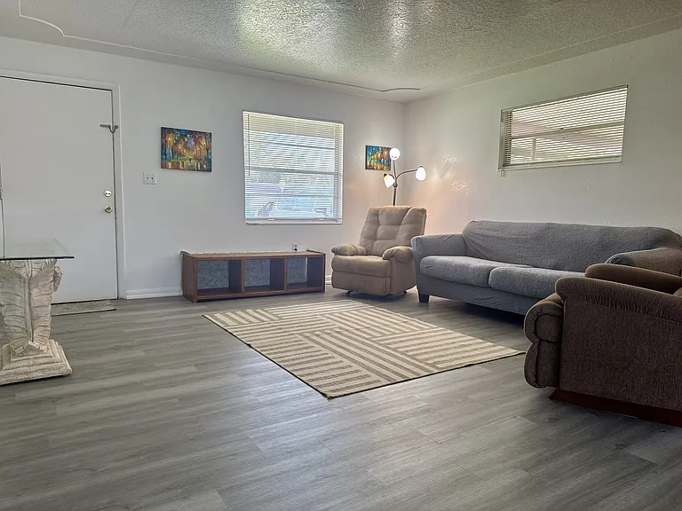 2480 Victor Rd — Photo 2
