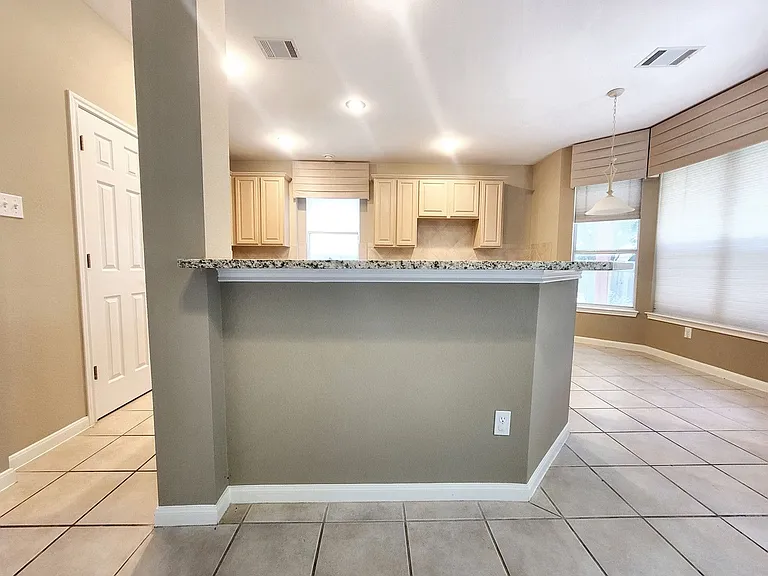 1617 Sunterro — Photo 11
