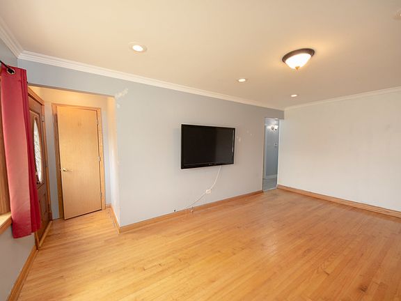 4th image of 5746 W 90th St