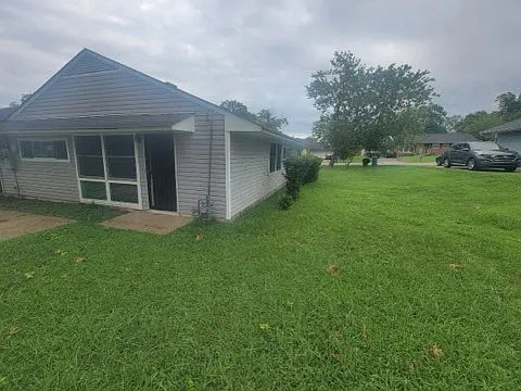 3 bed, 1.5 bath, 1296 sqft, $2,200 — Photo 4