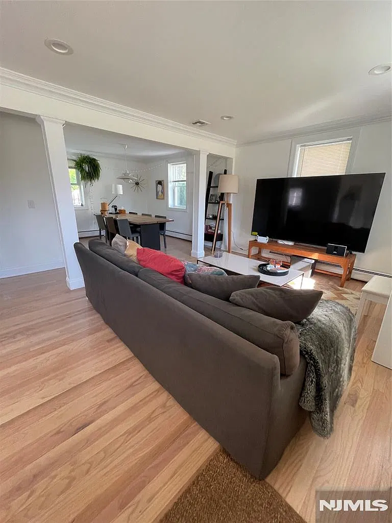 3 bed, $4,995 — Photo 3