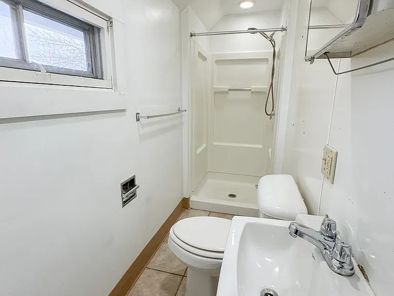 375 W Burkitt St — Photo 9