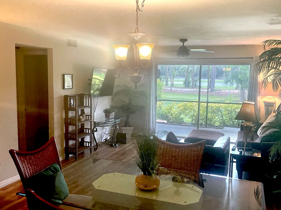 228 Fox Glen Dr