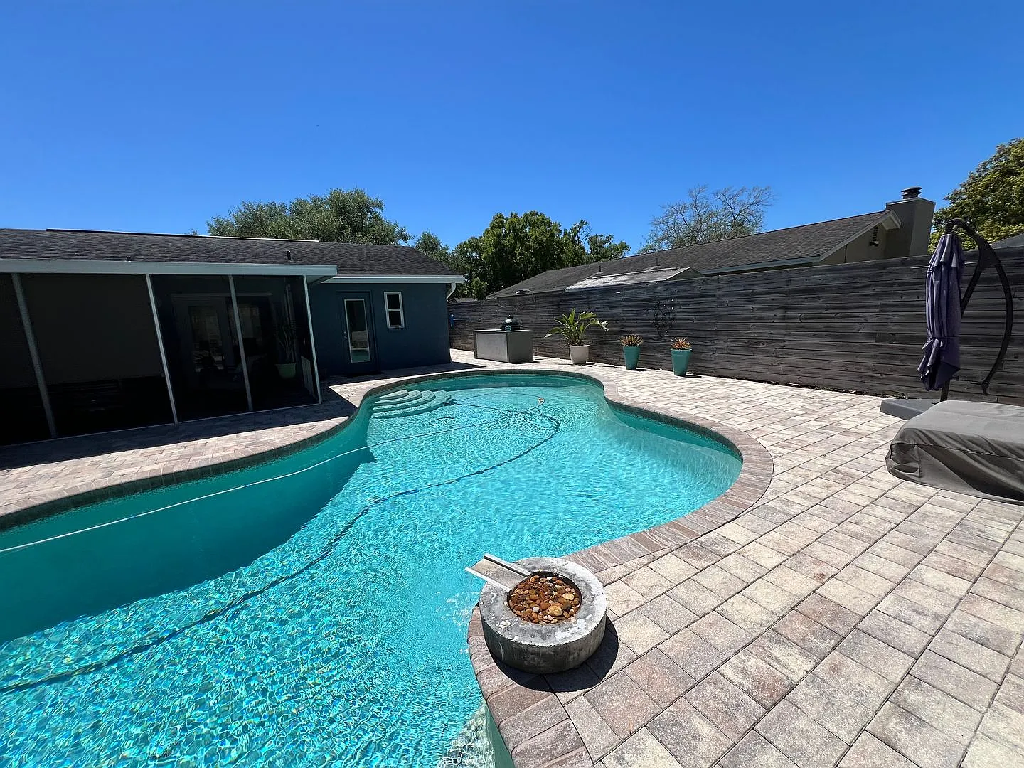 Stunning 3-Bedroom, 2-Bath Home with 2-car garage and Private Pool. — Photo 2