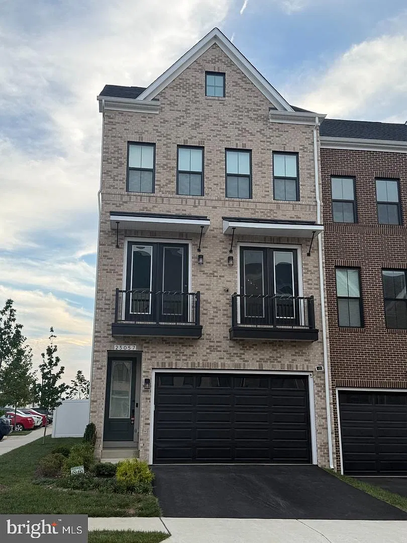 3 bed, 5.0 bath, 3016 sqft, $4,300 — Photo 1