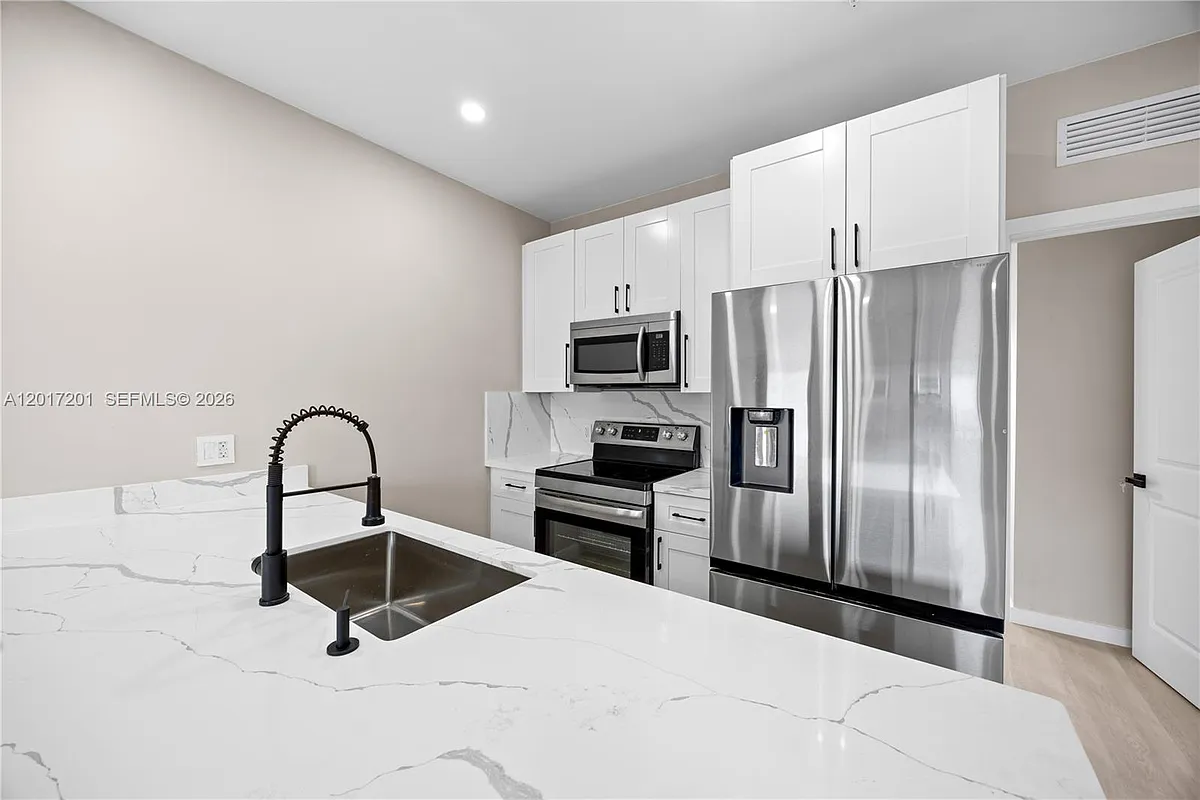 Building Photo - 630 NE 166th St #3